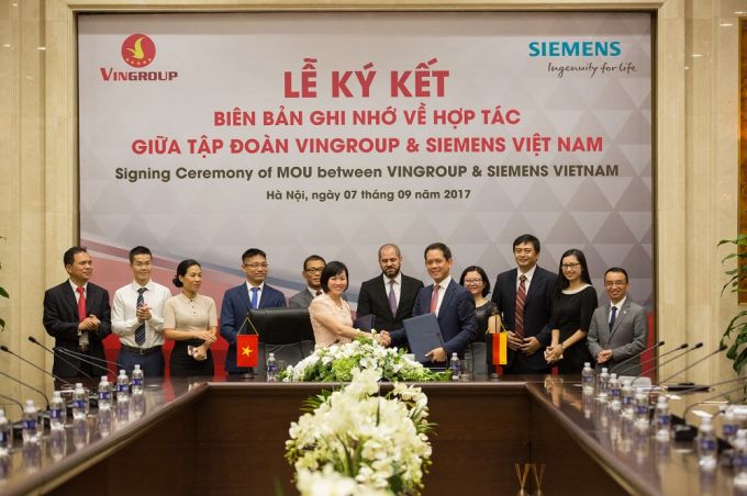 Đại diện hai b&ecirc;n Vingroup v&agrave; Siemens tại lễ k&yacute; kết Bi&ecirc;n bản Ghi nhớ.