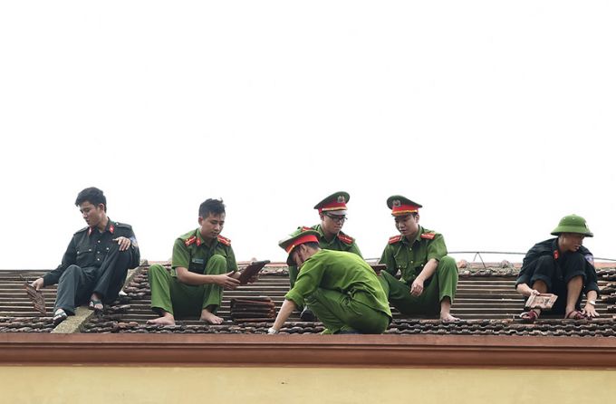 C&ocirc;ng an, qu&acirc;n đội lợp lại m&aacute;i trường học tại x&atilde; Kỳ Nam, huyện Kỳ Anh