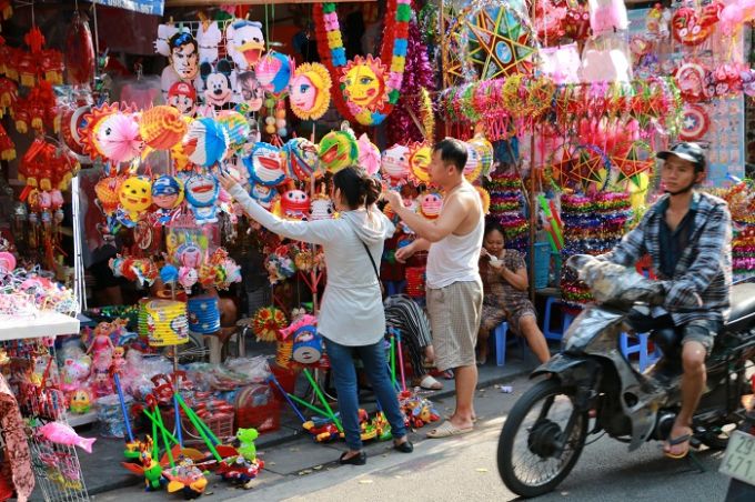 Từ chiều đ&atilde; tấp lập người mua h&agrave;ng