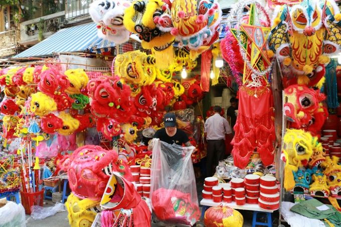 Năm nay một trong những hoạt động nổi bật nhất tại phố H&agrave;ng M&atilde; ch&iacute;nh l&agrave; chợ Trung thu truyền thống chạy dọc c&aacute;c tuyến phố như H&agrave;ng M&atilde;, H&agrave;ng Lược, H&agrave;ng Khoai, H&agrave;ng Rươi&hellip; cấm c&aacute;c phương tiện giao th&ocirc;ng từ 18h h&agrave;ng ng&agrave;y để tạo kh&ocirc;ng gian đi bộ, vui chơi, mua sắm.