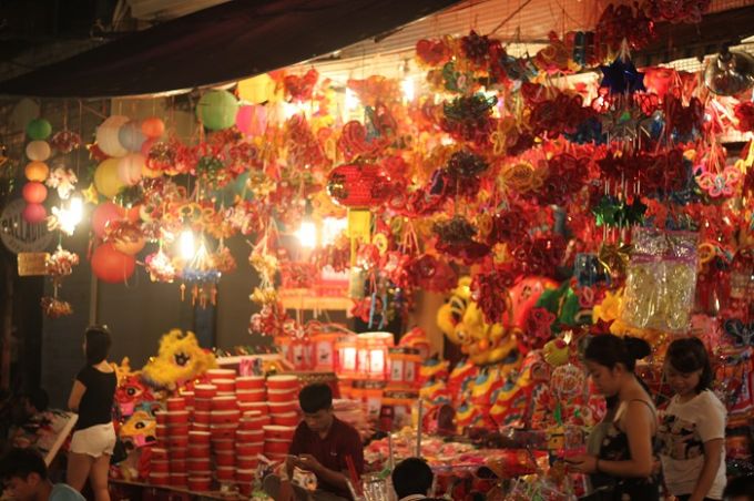 Đa số người d&acirc;n đổ dồn về khu vực H&agrave;ng M&atilde; &ndash; nơi đang được trang ho&agrave;ng lộng lẫy đ&egrave;n lồng, c&ugrave;ng đủ loại đồ chơi ph&aacute;t s&aacute;ng, b&oacute;ng bay&hellip; để thưởng ngoạn đồng thời chụp ảnh c&ugrave;ng bạn b&egrave;, gia đ&igrave;nh v&agrave; mua sắm những m&oacute;n đồ chơi y&ecirc;u th&iacute;ch. Điều đ&oacute; khiến cho khu vực n&agrave;y chật cứng người. 