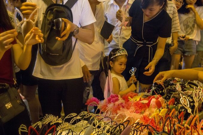 Khi th&agrave;nh phố vừa l&ecirc;n đ&egrave;n, h&agrave;ng ngh&igrave;n trẻ nhỏ h&aacute;o hức được người th&acirc;n đưa đến 