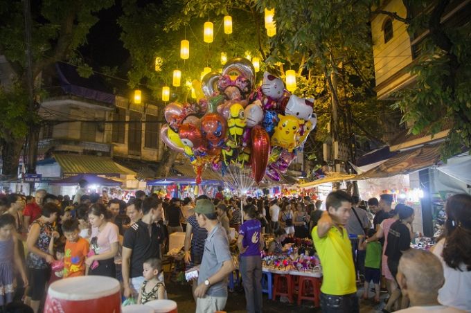 Chưa đến ng&agrave;y rằm th&aacute;ng T&aacute;m, kh&ocirc;ng kh&iacute; Tết Trung thu đ&atilde; tr&agrave;n ngập khắp TP H&agrave; Nội. Nhộn nhịp nhất l&agrave; ở phố H&agrave;ng M&atilde; khi khu vực n&agrave;y lu&ocirc;n tấp nập người từ s&aacute;ng đến tối.