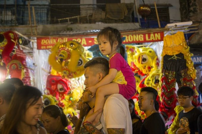 C&aacute;c bậc cha mẹ phải k&ecirc;nh kiệu con nhỏ l&ecirc;n như thế n&agrave;y.