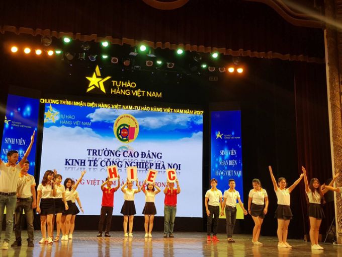 Tiếp nối lễ khai mạc, chương tr&igrave;nh sinh vi&ecirc;n nhận diện h&agrave;ng Việt Nam-game show truyền h&igrave;nh lớn đ&atilde; diễn ra với sự tham gia của c&aacute;c sinh vi&ecirc;n đến từ 5 trường đại học, cao đẳng thuộc Bộ C&ocirc;ng Thương