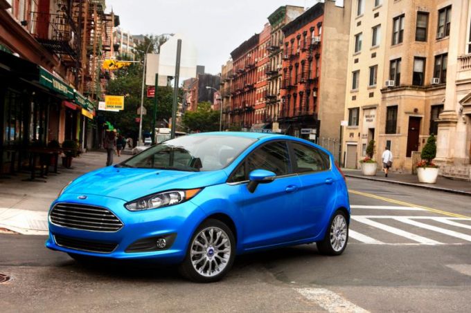 Ford Fiesta Hatchback 2017 (gi&aacute; khởi điểm: 13.960 USD)
