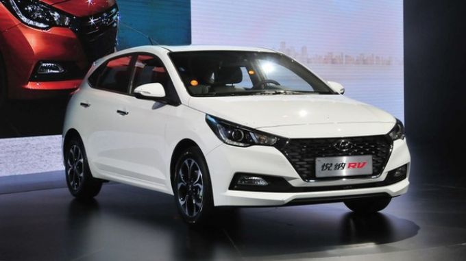 Hyundai Accent Hatchback 2017 (gi&aacute; khởi điểm: 16.195 USD)