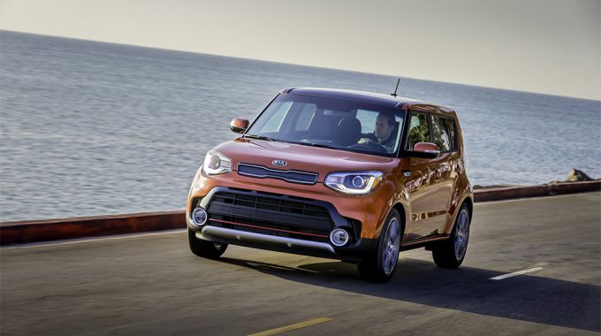 Kia Soul 2017 (gi&aacute; khởi điểm: 16.100 USD)