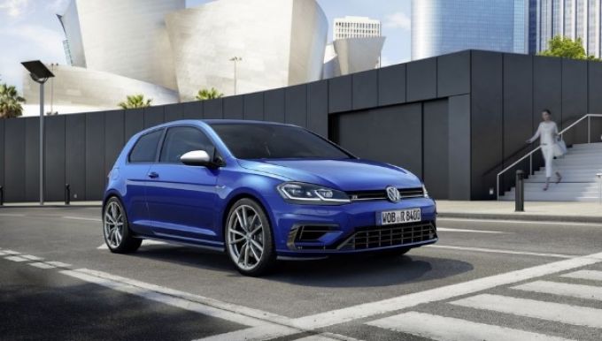 Volkswagen Golf 2017 (gi&aacute; khởi điểm: 19.895 USD)