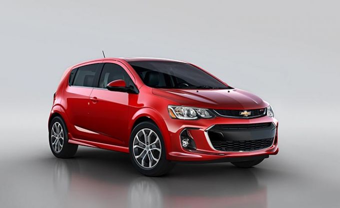 Chevrolet Sonic Hatchback 2017 (gi&aacute; khởi điểm: 17580 USD)