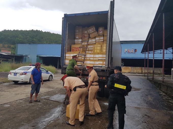 Số h&agrave;ng vận chuyển tr&ecirc;n xe đều kh&ocirc;ng c&oacute; h&oacute;a đơn chứng từ hợp ph&aacute;p