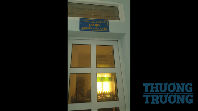 Đ&atilde; đến giờ l&agrave;m việc nhưng ph&ograve;ng l&agrave;m việc của l&atilde;nh đạo x&atilde; Y&ecirc;n B&agrave;i vẫn kh&ocirc;ng c&oacute; ai.