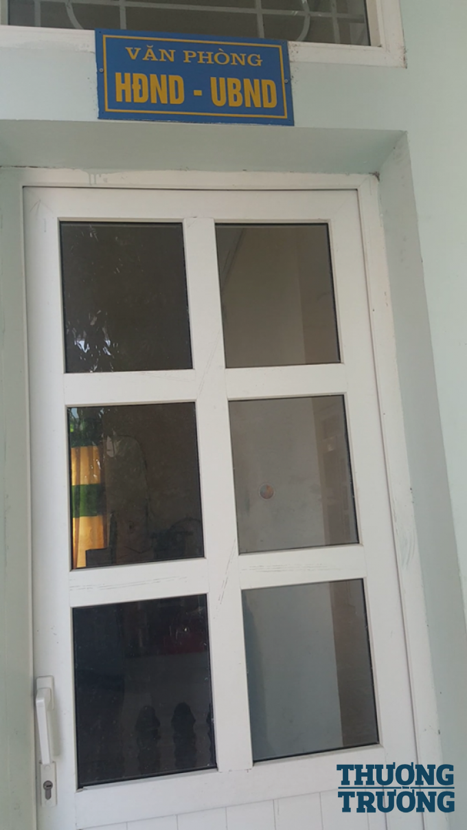 Văn ph&ograve;ng UBND x&atilde; Y&ecirc;n B&agrave;i đ&oacute;ng cửa k&iacute;n m&iacute;t v&agrave; kh&ocirc;ng c&oacute; một b&oacute;ng người.