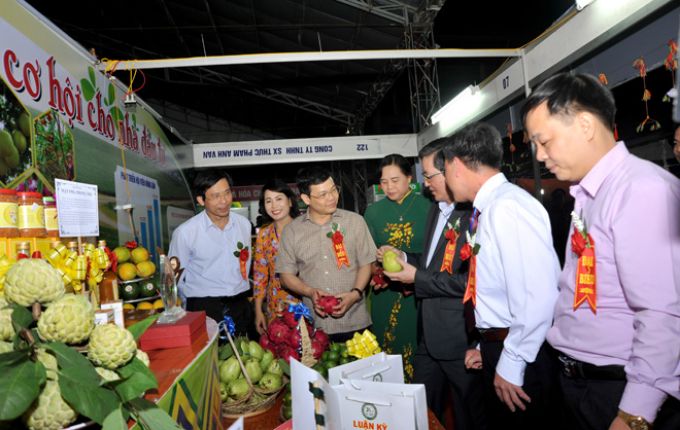 C&aacute;c đại biểu thăm quan c&aacute;c gian h&agrave;ng tại hội chợ. 