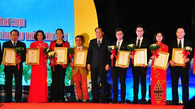 9 doanh nghiệp trong top 1 được c&ocirc;ng nhận &ldquo;H&agrave;ng Việt Nam được người ti&ecirc;u d&ugrave;ng y&ecirc;u th&iacute;ch&rdquo; năm 2017