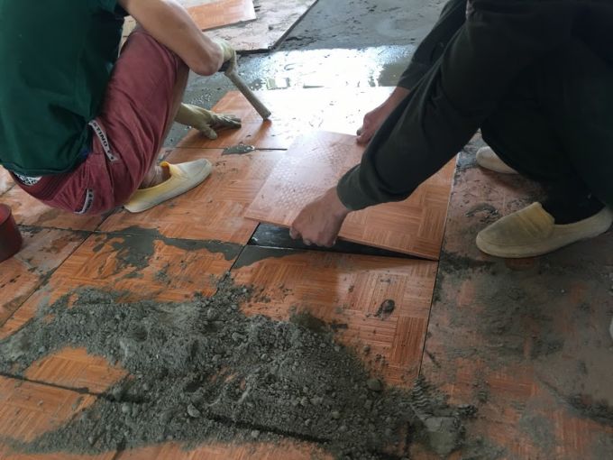 Mới sử dụng kh&ocirc;ng l&acirc;u nhưng t&igrave;nh trạng b&oacute;c gạch nền l&aacute;t đ&atilde; xảy ra 