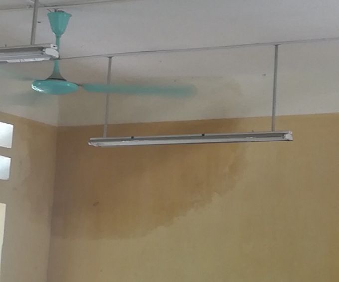 Bức tường bị thấm mỗi khi bơm nước l&ecirc;n bể (Ảnh bạn đọc cung cấp)