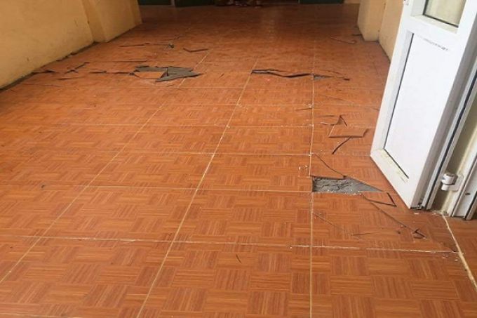 H&agrave;nh lang khu nh&agrave; chờ gi&aacute;o vi&ecirc;n bị vỡ n&aacute;t (Ảnh: H.M)