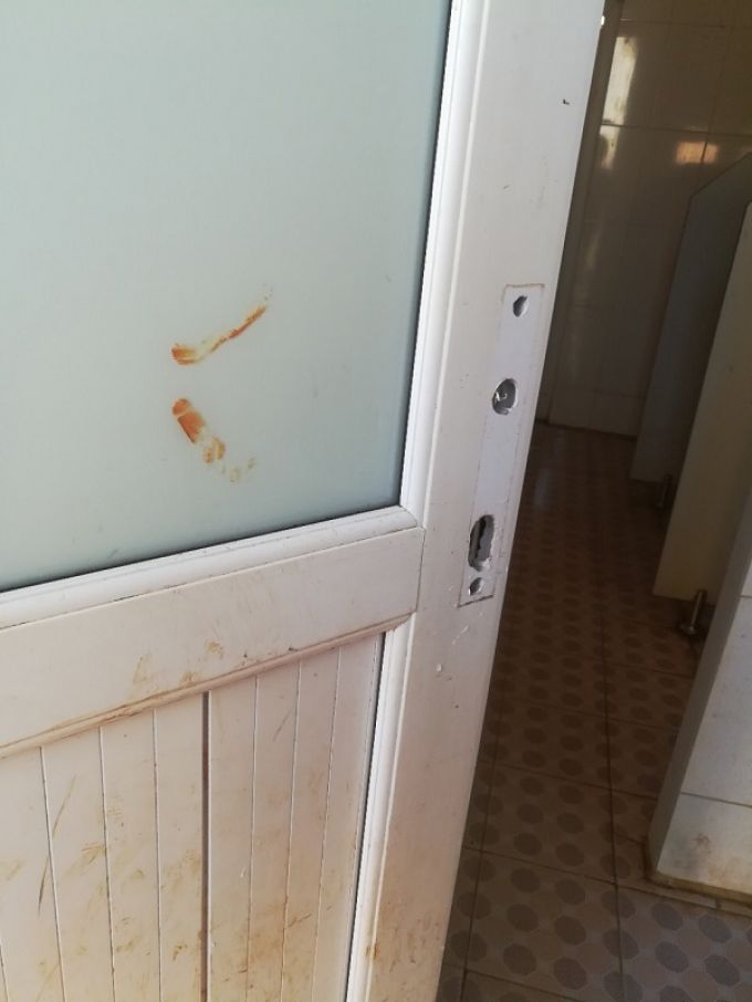 Khu vực nh&agrave; vệ sinh c&oacute; dấu hiệu xuống cấp, hỏng h&oacute;c (Ảnh: Bạn đọc cung cấp)