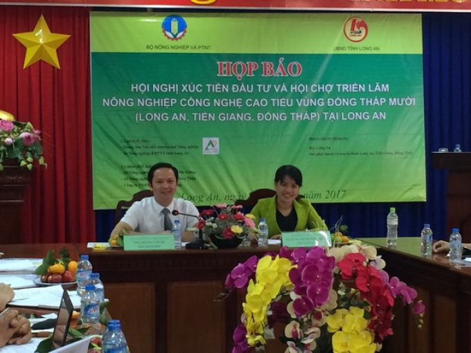 Th&ocirc;ng qua hội chợ c&ograve;n tạo điều kiện cho n&ocirc;ng d&acirc;n, tổ hợp t&aacute;c, hợp t&aacute;c x&atilde; tiếp cận, kết nối với c&aacute;c nh&agrave; đầu tư, nh&agrave; ph&acirc;n phối sản phẩm trong v&agrave; ngo&agrave;i tỉnh