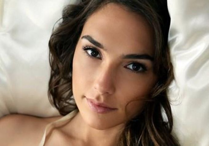 Một trong những c&aacute;ch trị l&atilde;o h&oacute;a được ưa chuộng của phụ nữ Israel l&agrave; tận dụng dưỡng chất từ b&ugrave;n kho&aacute;ng Biển Chết