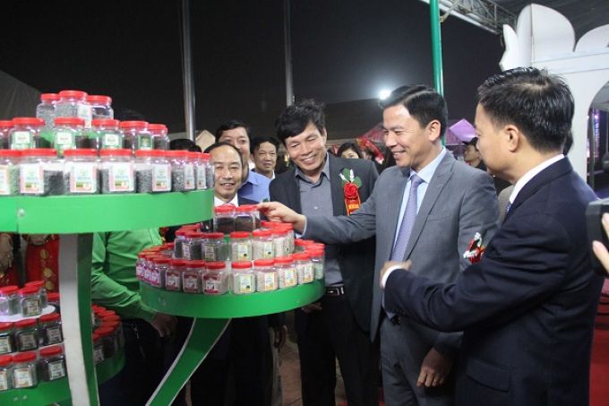 L&atilde;nh đạo tỉnh Thanh H&oacute;a tham quan c&aacute;c gian h&agrave;ng tham dự hội chợ