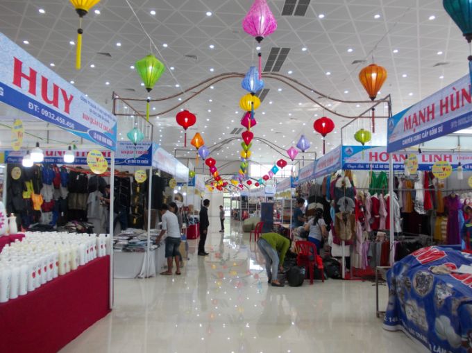 Hội chợ hưởng ứng cuộc vận động &ldquo;Người Việt Nam ưu ti&ecirc;n d&ugrave;ng h&agrave;ng Việt Nam&rdquo;. Ảnh: KT
