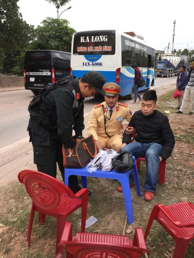 Qua kiểm tra tổ c&ocirc;ng t&aacute;c ph&aacute;t hiện anh Nguyễn Thanh T&ugrave;ng c&oacute; mang theo 01 t&uacute;i s&aacute;ch b&ecirc;n trong c&oacute; đựng nhiều điện thoại kh&ocirc;ng giấy tờ
