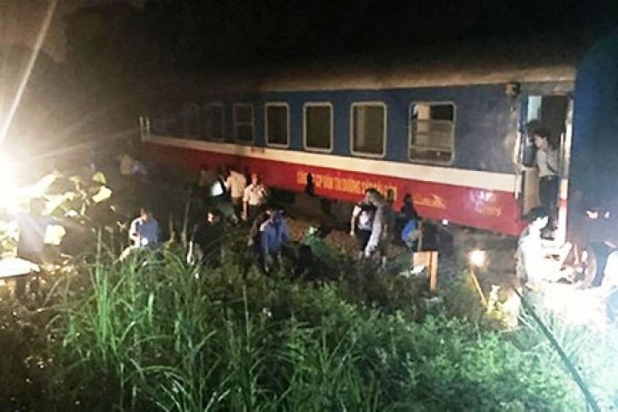 đo&agrave;n t&agrave;u SE bị trật b&aacute;nh khiến h&agrave;nh tr&igrave;nh của những đo&agrave;n t&agrave;u kh&aacute;c bị chậm giờ