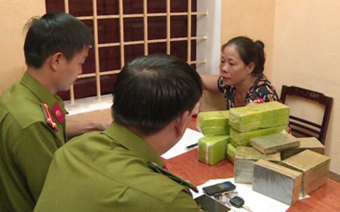 đối tượng vận chuyển ma t&uacute;y bị bắt giữ tại cơ quan c&ocirc;ng an