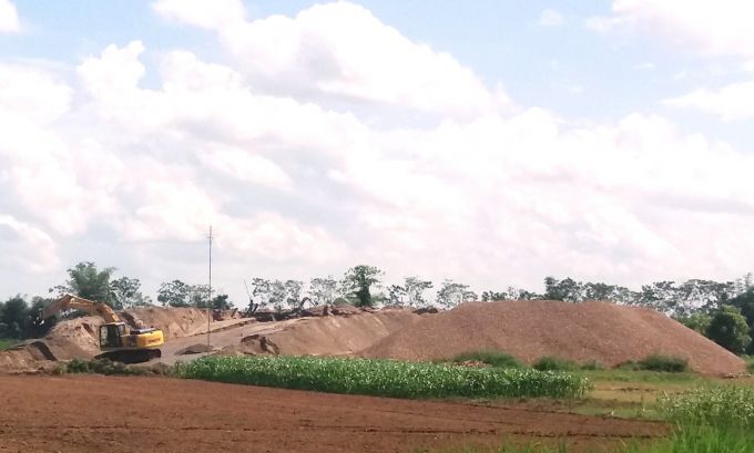 Vĩnh Lộc, Thanh Hóa   Bất chấp lệnh cấm, Công ty Cổ phần Thương mại Đức Lộc vẫn tập kết cát trong mùa mưa lũ