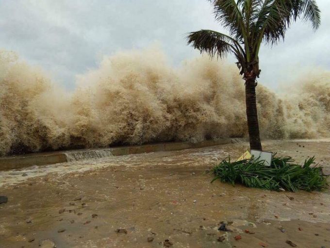 S&oacute;ng biển to bất thường khiến c&aacute;c tuyến đường bị ngập
