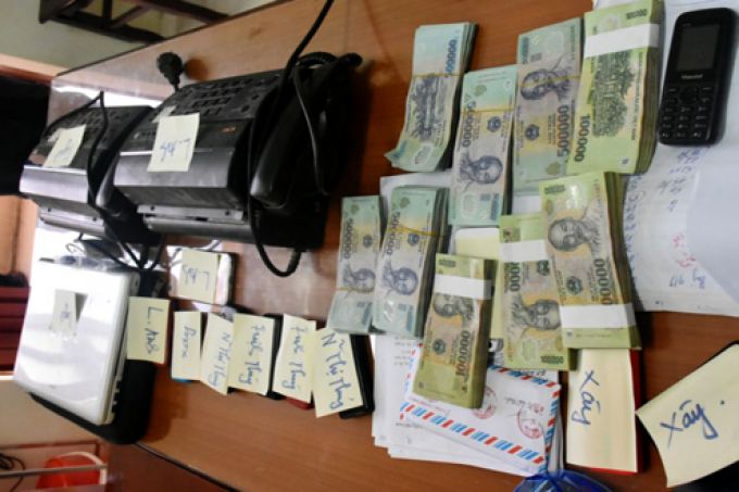 tang chứng bị thu giữ tại điểm đ&aacute;nh bạc