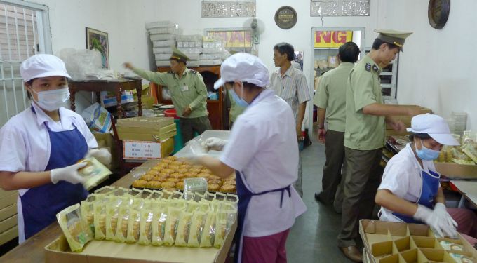 C&aacute;c cơ quan chức năng tiến h&agrave;nh kiểm tra vệ sinh an to&agrave;n thực phẩm trong dịp trung thu