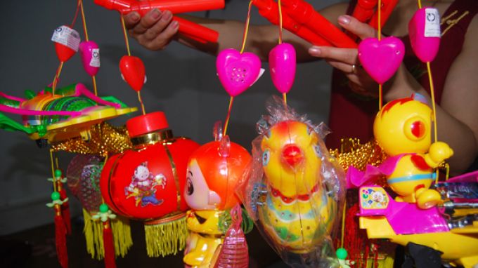 đ&egrave;n lồng nhựa kh&ocirc;ng r&otilde; nguồn gốc c&oacute; khả năng g&acirc;y ung thư