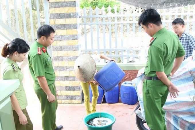 Bắt giữ hơn 100 lít rượu ba kích, ngô, táo méo làm từ phẩm màu và methanol