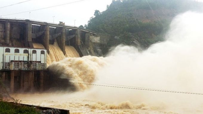 hồ H&ograve;a B&igrave;nh đ&oacute;ng 5 cửa xả đ&aacute;y v&agrave; duy tr&igrave; mở 3 cửa để tiếp tục xả lũ (ảnh minh họa)
