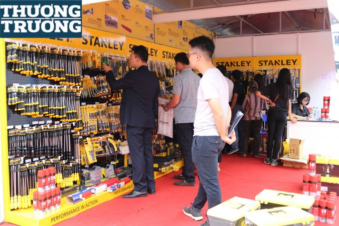 Nhiều sản phẩm trưng b&agrave;y k&egrave;m c&aacute;c chương tr&igrave;nh ưu đ&atilde;i hấp dẫn