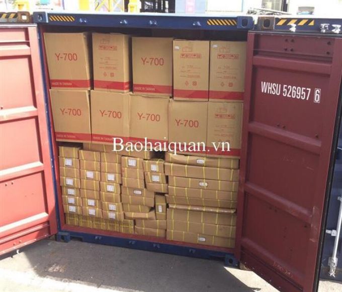 Container chứa đầy mỹ phẩm v&agrave; h&agrave;ng b&aacute;ch h&oacute;a xuất xứ Trung Quốc được kiểm tra