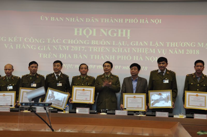 Biểu dương c&aacute;c c&aacute; nh&acirc;n, tập thể c&oacute; th&agrave;nh t&iacute;ch xuất sắc.